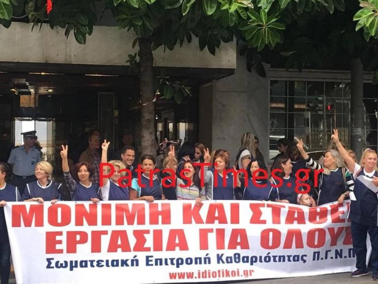 Πάτρα: Θερμή υποδοχή στον Υπουργό Υγείας από συμβασιούχους (βίντεο)